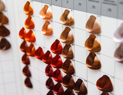 Das Foto zeigt viele Extensions Farben an einer Frisörähnlichen Farbpalette